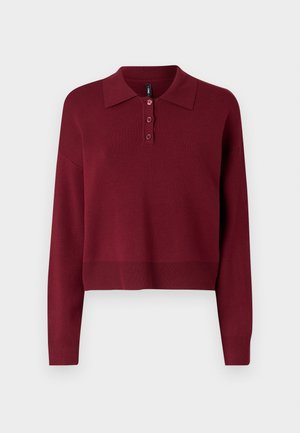 Maglione polo a maniche lunghe color bordeaux, con collo classico, patta con tre bottoni e orlo cropped con dettagli a coste. Texture di maglia morbida.