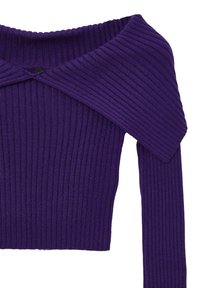 Lila gerippter Pullover mit einem Off-Shoulder-Design, langen Ärmeln und einem breiten Kragen. Das strukturierte Strickmaterial betont seine gestaltete Form.