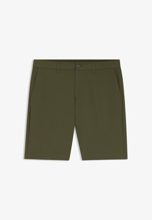Shorts pour hommes coupe ajustée couleur vert olive avec fermeture à bouton et zip à l’avant, passants pour ceinture et poches latérales.