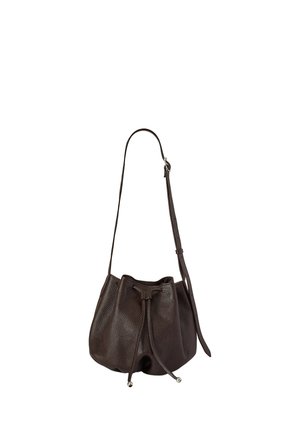 Borsa secchiello in pelle marrone scuro con texture, tracolla regolabile e chiusura con coulisse e estremità in metallo.
