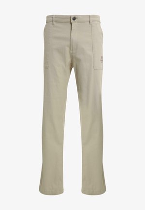 Pantaloni beige in cotone con design a gamba dritta. Presentano tasche frontali e una tasca applicata sul lato sinistro con dettaglio del marchio.