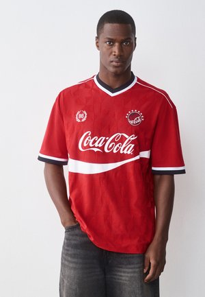 Next, REGULAR FIT - LICENSE FOOTBALL T-SHIRT . - T-shirt imprimé - red coca cola