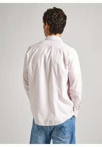 Lichtroze en witte gestreepte blouse met lange mouwen, voorzien van een klassieke kraag, knopenlijst en een ontspannen pasvorm, gemaakt van een ademende stof.