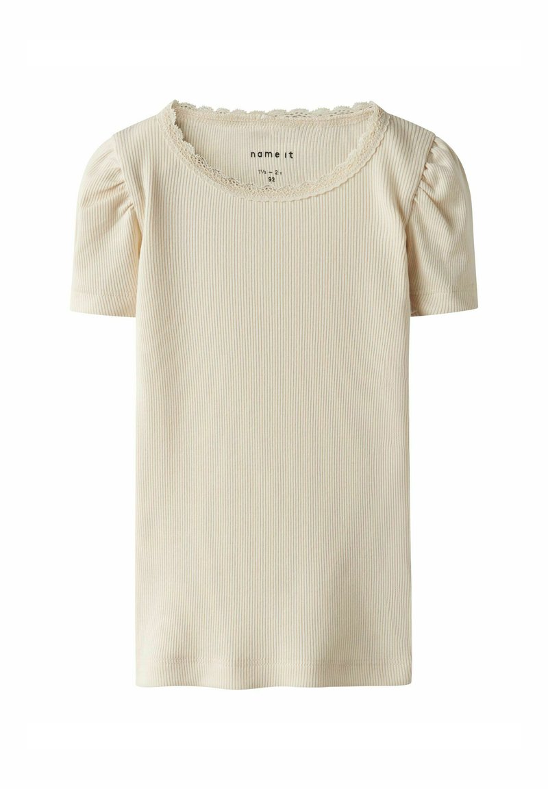 Jasna kremowa koszulka z krótkim rękawem o żebrowanej strukturze, okrągłym dekolcie wykończonym koronką oraz bufkami. Wykonana z miękkiego materiału bawełnianego.