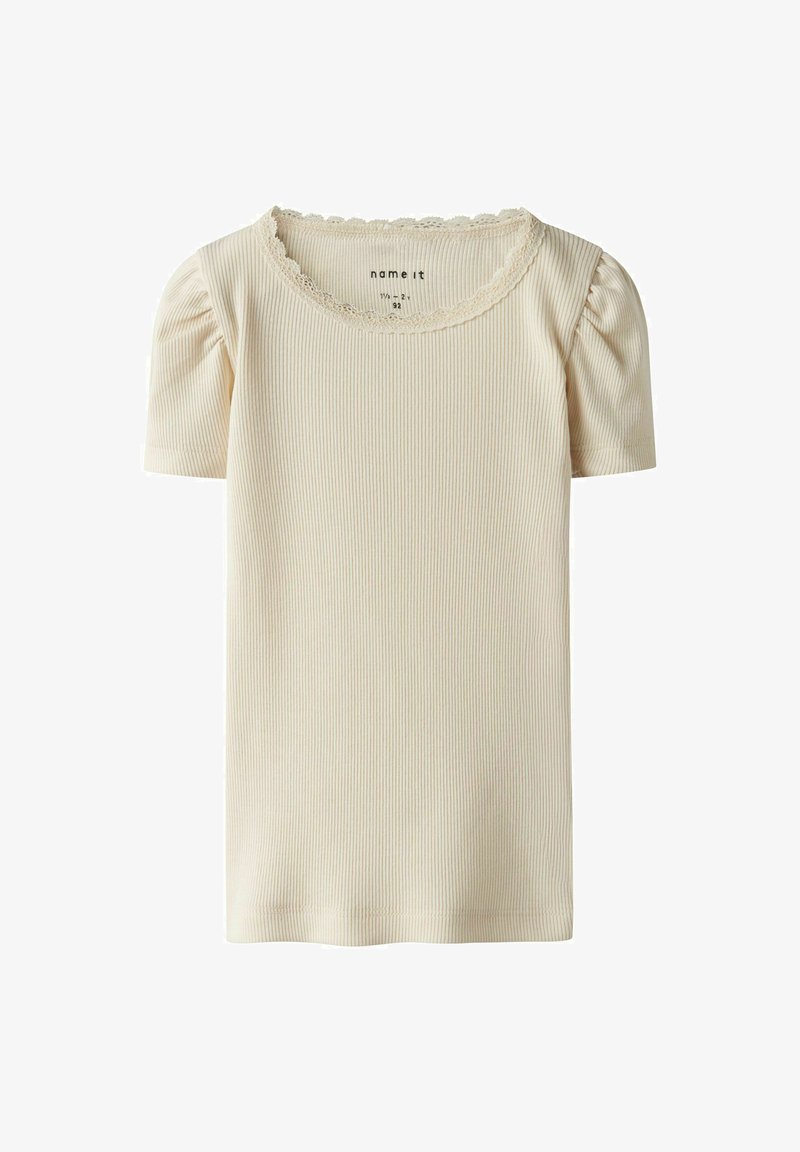Jasna kremowa koszulka z krótkim rękawem o żebrowanej strukturze, okrągłym dekolcie wykończonym koronką oraz bufkami. Wykonana z miękkiego materiału bawełnianego.