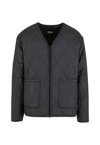 Sort quiltet jakke med V-hals, lynlås foran og to store sidelommer. Med teksturerede bølgemønstre på stoffet.
