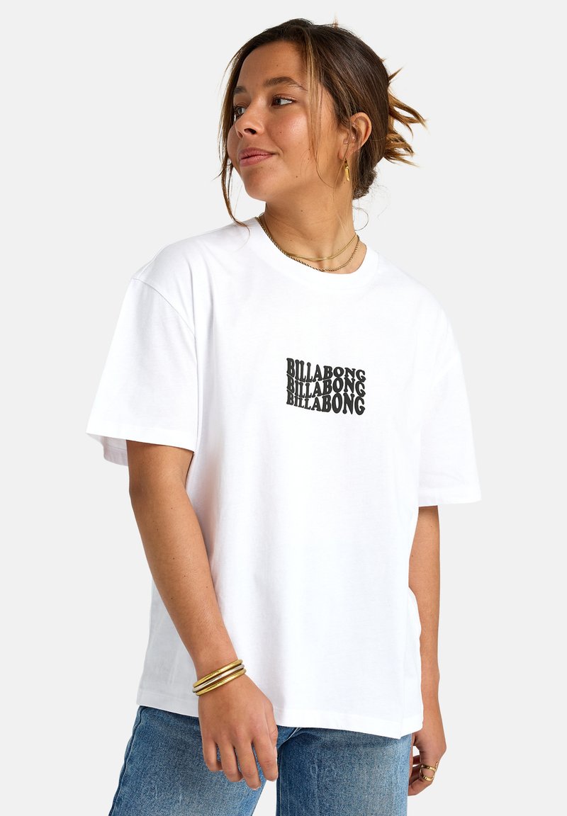 T-shirt in cotone bianco con design del logo nero e testo ripetuto "BILLABONG". Vestibilità rilassata con maniche corte e scollatura a girocollo.