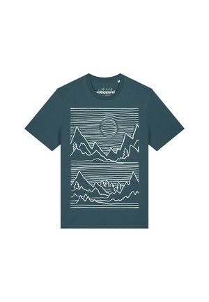 Donker teal korte mouwen t-shirt met witte lijntekening van bergen, bomen, zon en horizontale strepen op de voorkant.
