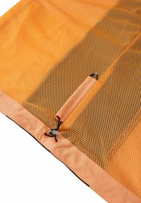 Tissu en mesh orange avec cordon de serrage noir et bouton réglable sur le bord ourlé cousu.