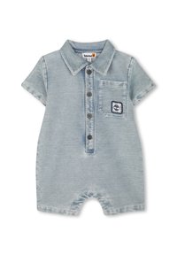 Denim romper in lichtblauw, korte mouwen, knoopsluiting aan de voorkant, kleine borstzak met logo patch. Zachte stof, relaxte pasvorm, korte broeklengte.
