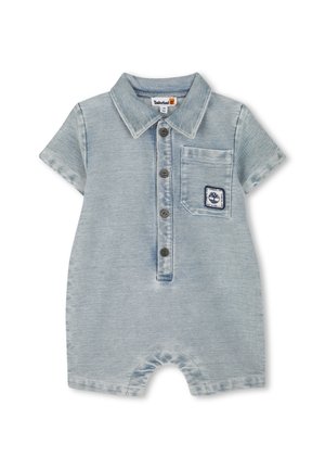 Denim romper in lichtblauw, korte mouwen, knoopsluiting aan de voorkant, kleine borstzak met logo patch. Zachte stof, relaxte pasvorm, korte broeklengte.