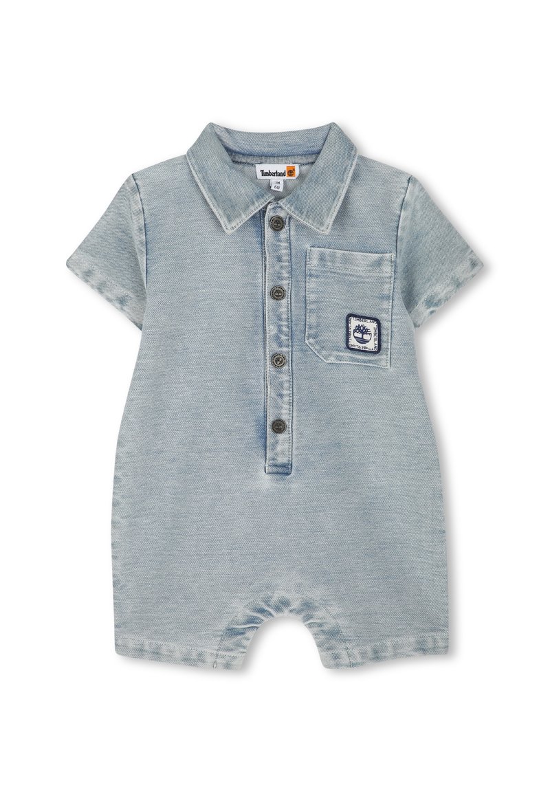 Denim romper in lichtblauw, korte mouwen, knoopsluiting aan de voorkant, kleine borstzak met logo patch. Zachte stof, relaxte pasvorm, korte broeklengte.