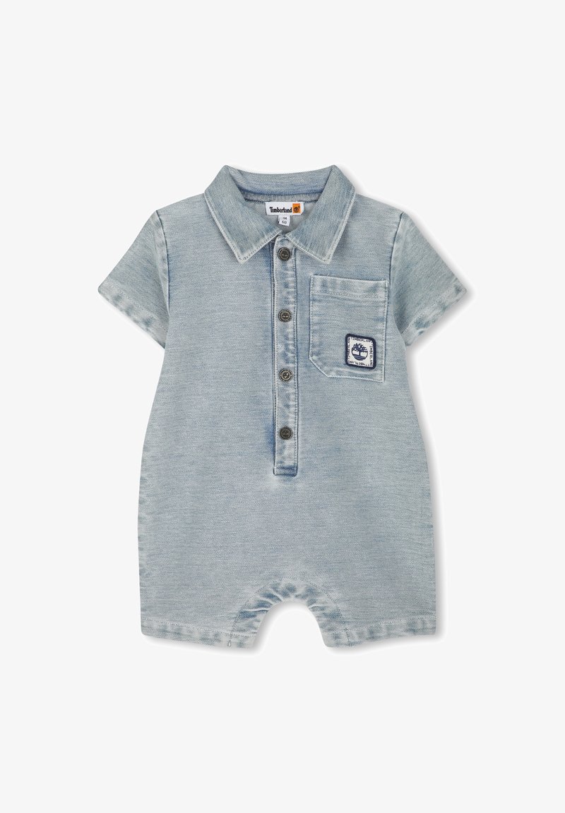 Denim romper in lichtblauw, korte mouwen, knoopsluiting aan de voorkant, kleine borstzak met logo patch. Zachte stof, relaxte pasvorm, korte broeklengte.