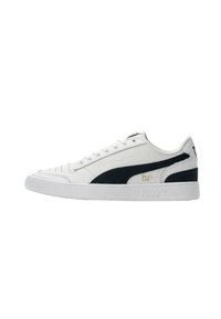 Białe skórzane sneakersy z granatowymi akcentami, teksturowane wykończenie, okrągły nos i płaska biała gumowa podeszwa. Wyróżniają się złotym logo i sznurowanym designem.