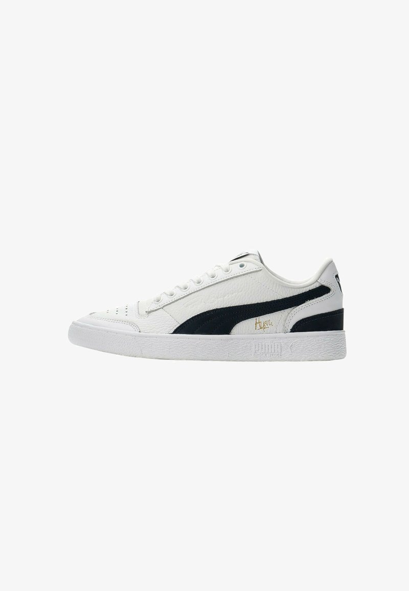 Zapatillas de cuero blanco con detalles en azul marino, acabado texturizado, puntera redonda y suela plana de goma blanca. Cuenta con un logo dorado y diseño con cordones.