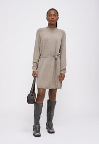 ONLY Petite ONLLEVA BELT DRESS - Φόρεμα-πουλόβερ - walnut melange