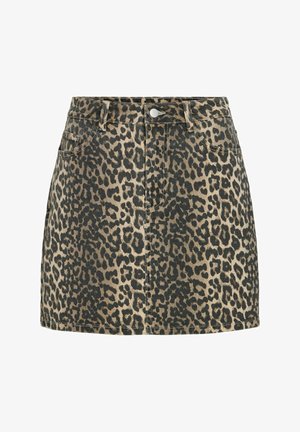 Mini sukňa s leopardím vzorom, pútkami na opasok, predným zapínaním na gombíky a vreckami, zobrazená na bielom pozadí.