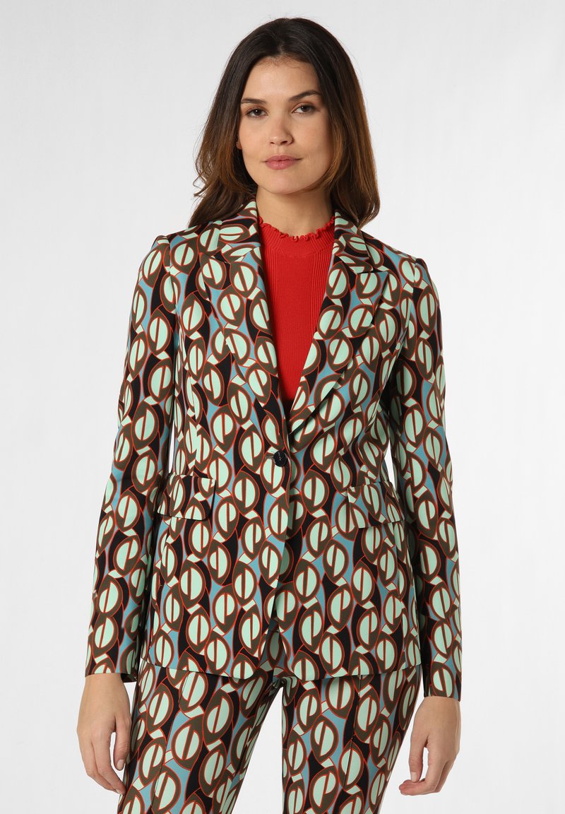 Blazer in een gedurfd geometrisch patroon met mintgroen, bruin en rode kleuren. Op maat gemaakt met een enkele knoopsluiting en zakken.