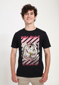 Sort bomulds T-shirt med en tegneseriekat, der holder en småkage, med lyserøde og grå diagonale striber og teksten "Vild, Mærkelig & Vidunderlig!"