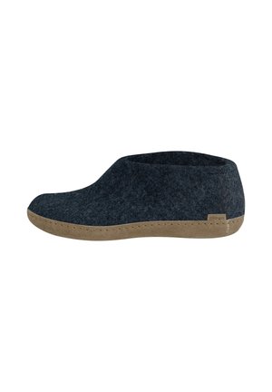 Botte de slip en feutre grise avec un bout arrondi, semelle en caoutchouc beige et détails cousus. Étiquette de la marque visible sur le côté.