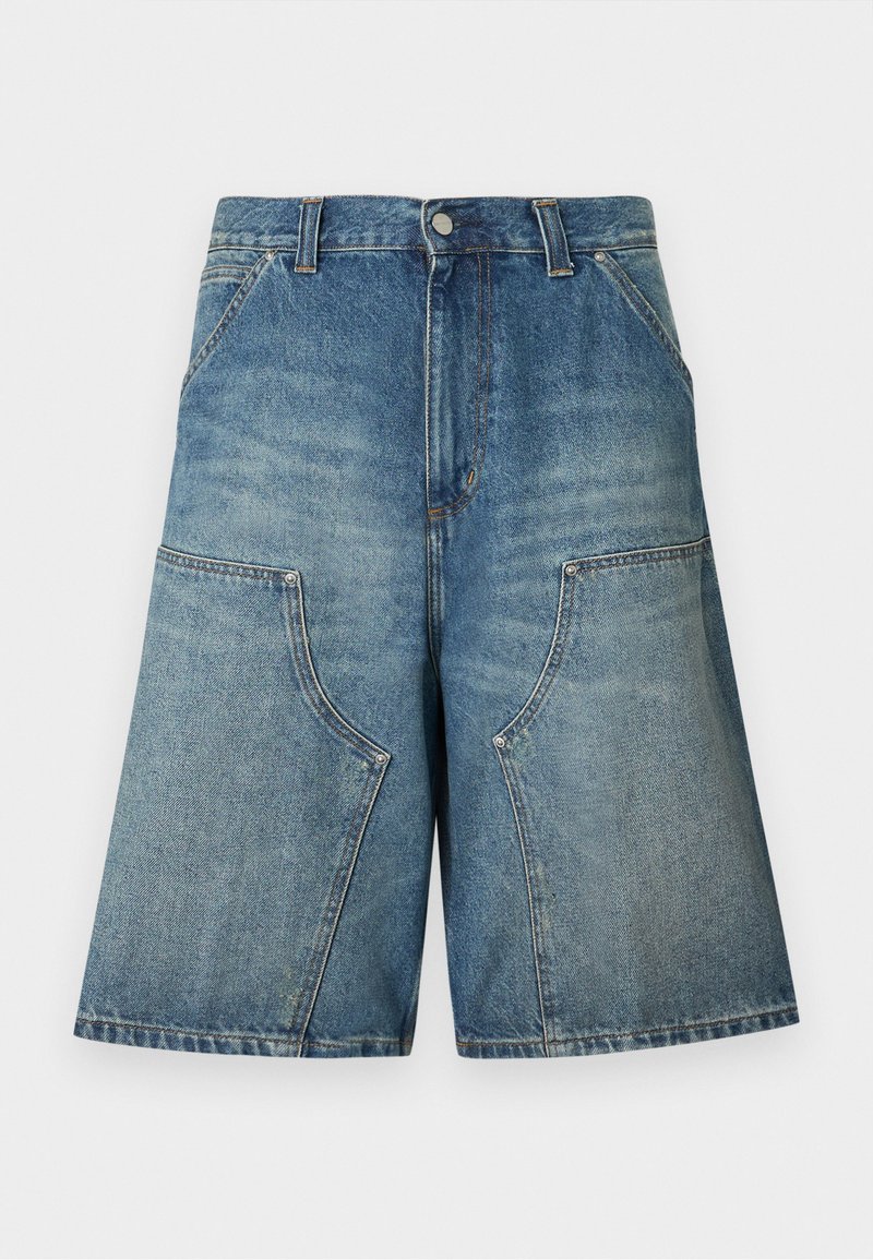 Denimshorts i falmet blå. Har høj talje, vide ben, karakteristiske forlommer og synlige syningsdetaljer.