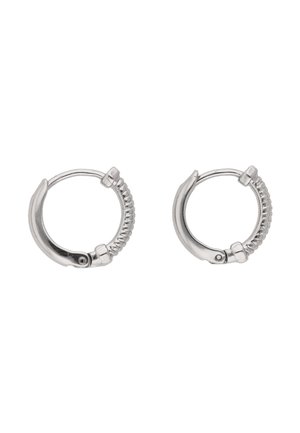 Paar kleine silberne Creolen mit einem geriffelten Abschnitt und einem Klappverschluss vor weißem Hintergrund.