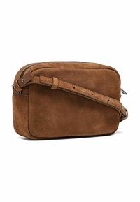 Borsa a tracolla in suede marrone con forma rettangolare, dotata di chiusura con zip e tracolla regolabile. Texture liscia e accenti minimal.