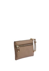 Clutch de imitación de cuero en tono beige con un acabado texturizado, que presenta un bolsillo con cremallera en la parte frontal, herrajes en dorado y un detalle de correa trenzada.