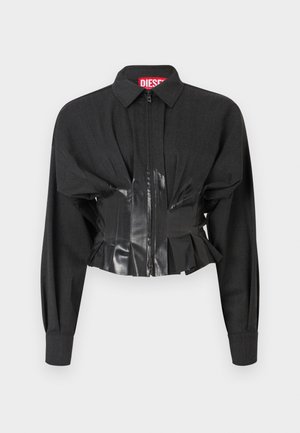 Schwarze, kurze Jacke mit Reißverschluss, strukturierten Schultern und einem glänzenden Vinyl-Bund mit plissierten Details.