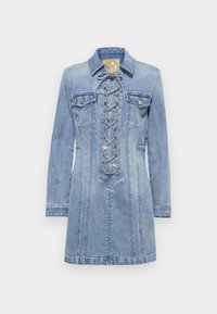Lyseblå denimkjole med lange ermer, snøring foran, to brystlommer, detaljer i gullmetall og en tettsittende silhuett.
