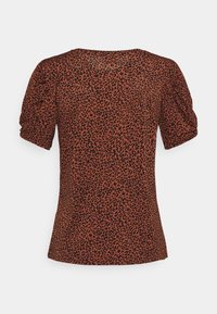 Luipaardprint top in roest en zwart, met korte pofmouwen en een ronde hals. Zachte stof met een gladde textuur.