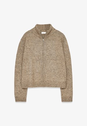 Béžový pletený sveter s vysokým golierom a celým zipsom. Obsahuje textúrovaný vzor so škvrnitými vláknami a rebrovanými lemami.