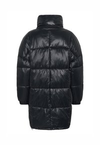 Svart puffjacka med hög krage, glänsande textur, kviltad design och elastiska muddar. Bakstycket har horisontella sömmar för värme.