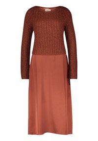Corpetto in maglia di colore ruggine scuro con maniche lunghe, abbinato a una gonna in satin di colore ruggine, creando un design di abito a due pezzi.
