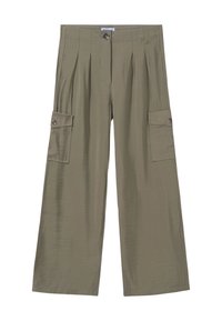 Pantaloni a gamba larga verde oliva realizzati in un tessuto morbido e leggero. Presentano pieghe frontali e due tasche cargo con bottone sui lati.
