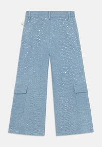Lichtblauwe broek met wijde pijpen, gemaakt van textuurstof, met verspreide pailletten en cargostijl zakken op elke pijp.