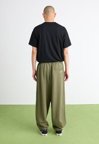 Nike Sportswear CLUB CUFF PANT  - Treniņtērpa apakšdaļas - clay green/seaweed