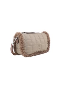 Sac à main beige matelassé avec un bord en fourrure marron douce et une fermeture éclair lisse. Présente un détail de logo et une sangle réglable.