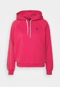 Felpa con cappuccio rosa realizzata in tessuto morbido, dotata di tasca frontale, lacci bianchi e logo blu sul petto.