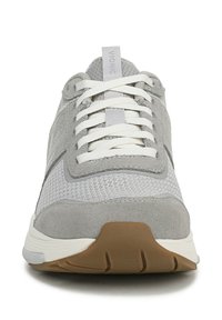 Grauer Sportschuh mit Obermaterial aus Wildleder und Mesh, runder Zehenpartie, weißen Schnürsenkeln und gepolsterter Sohle. Verfügt über ein auffälliges Logo auf der Ferse.