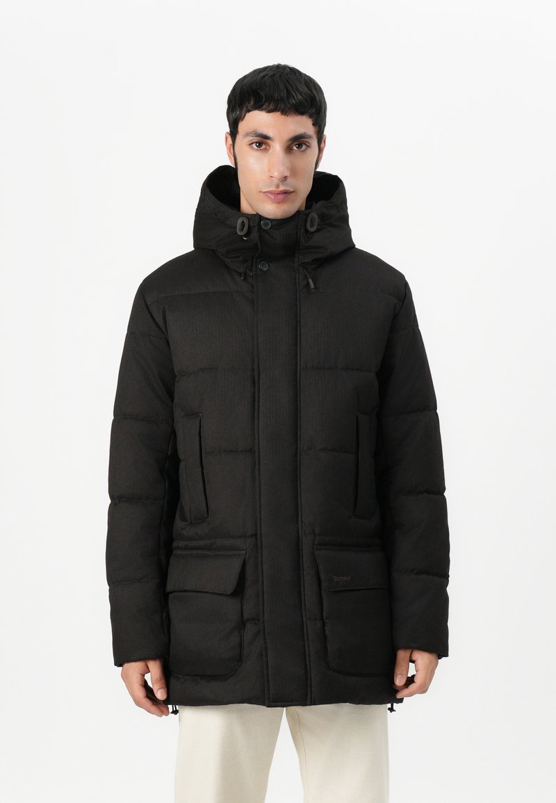 Veste rembourrée noire avec un col montant et une capuche ajustable, dotée de deux poches avant et d'un design élégant et texturé.