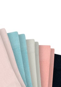 Zes paar sokken in verschillende pastelkleuren: roze, blauw, crème en marineblauw. Ribbelstructuur en dikke boorden zijn zichtbaar op elk paar.
