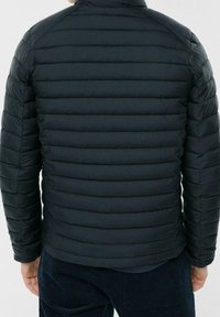 Černá prošívaná bunda z pohledu zezadu, s kanálkovým prošitím a stojacím límcem. Lehký materiál s hladkou texturou.