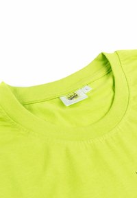 T-shirt verde lime brillante in cotone con collo a girocollo, con etichetta 'L' all'interno del colletto e texture liscia.