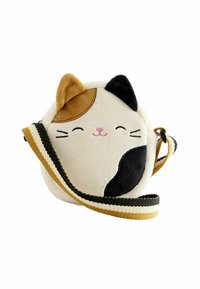 Runder, plüschiger Katzen-Umhängebeutel in Weiß, Braun und Schwarz. Verfügt über eine weiche Textur, ein gesticktes Gesicht und einen gestreiften Schultergurt.