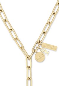 Gul kæd necklaces med aflange papirclips-links, der har runde og rektangulære tags med indgraveringen "CPH Studios" og en nøgleaccent.