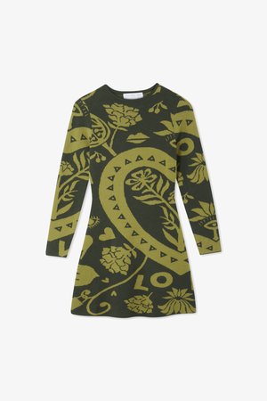 Zielona sukienka z wzorem paisley w jaśniejszym zielonym odcieniu. Długie rękawy, okrągły dekolt i motywy kwiatowe w całej sukience.