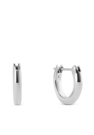 Een paar gladde zilveren oorringen, waarvan er één de zijaanzicht toont en de ander licht geopend is met zichtbare pen en sluiting.