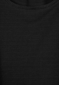 Svart textil med en fin, ribbad struktur och rund halsringning. Tyget har en lätt stretchig kvalitet och en enhetlig, solid färg.