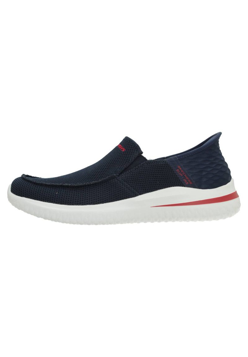 Tengerészi slip-on cipők texturált kötött felsőrésszel, fehér gumitalppal és piros díszcsíkkal. Párnázott talppal és alacsony profilú dizájnnal rendelkezik.